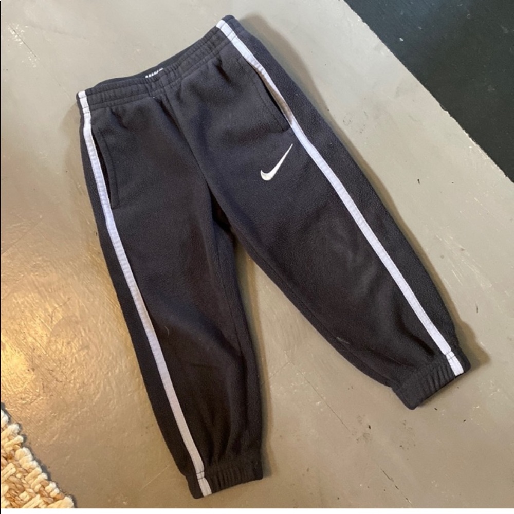 Nike baby boys black and white jigger size boys 2T!